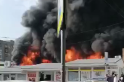 Пожар охватил рыночные ларьки в Шахтах