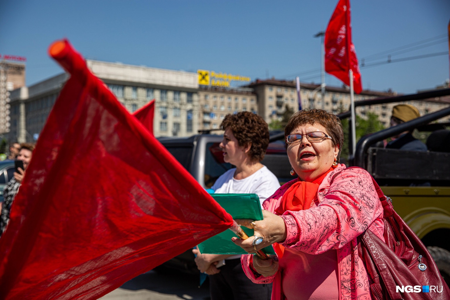Люди вышли на парковку на Ленина с флагами и портретами дедушек-участников ВОВ Люди вышли на парковку на Ленина с флагами и портретами дедушек-участников ВОВ