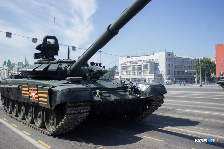 Следом за Т-34 по площади проехали мотовездеходы, бронетранспортеры, боевые машины артиллерии и зенитно-ракетные установки. Впервые на параде в Новосибирске выступили танки Т-72 (на фото) и автомобили «Тайфун» Следом за Т-34 по площади проехали мотовездеходы, бронетранспортеры, боевые машины артиллерии и зенитно-ракетные установки. Впервые на параде в Новосибирске выступили танки Т-72 (на фото) и автомобили «Тайфун»