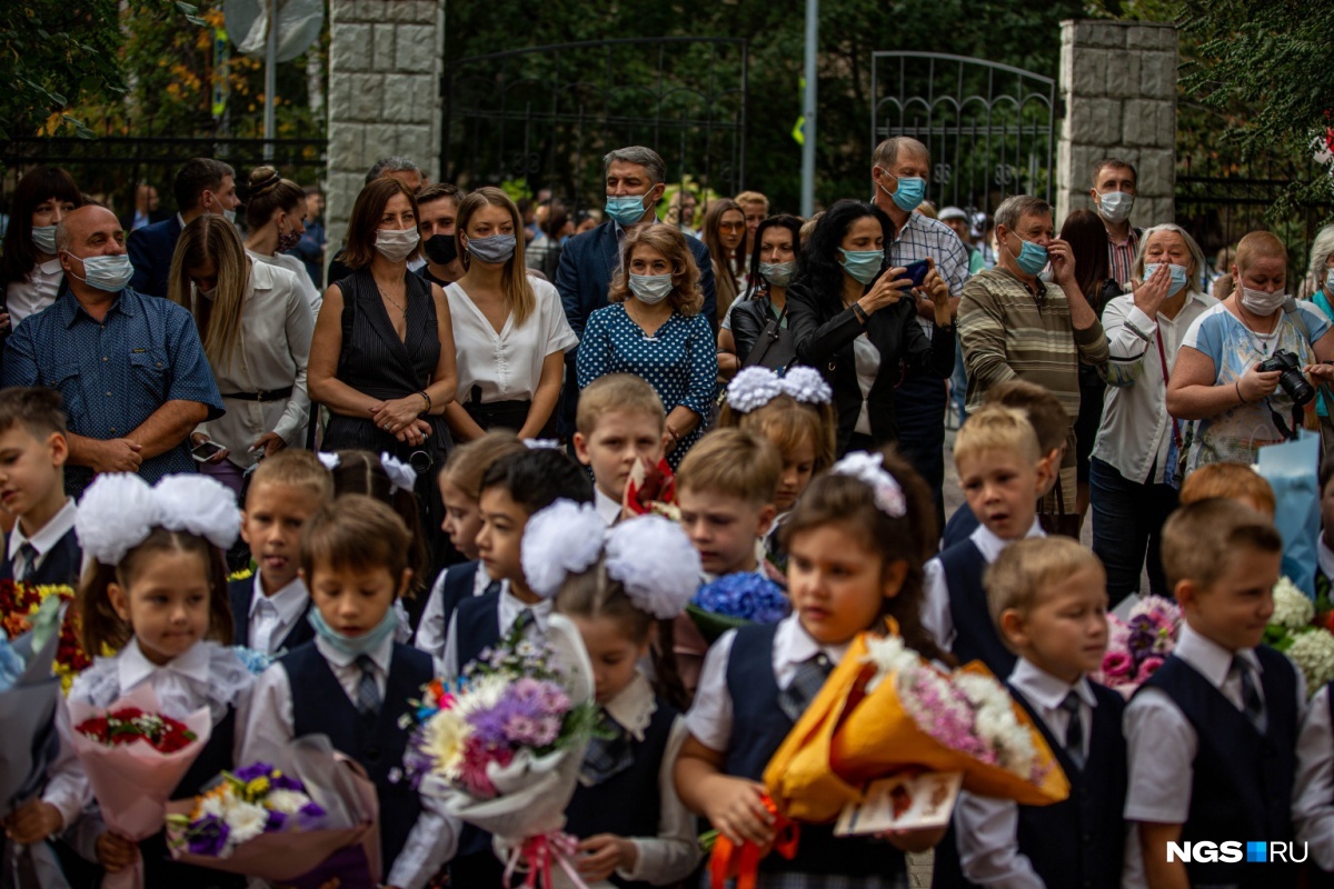 Такого Дня знаний точно не было: родители в масках на безопасном расстоянии от своих детей Такого Дня знаний точно не было: родители в масках на безопасном расстоянии от своих детей