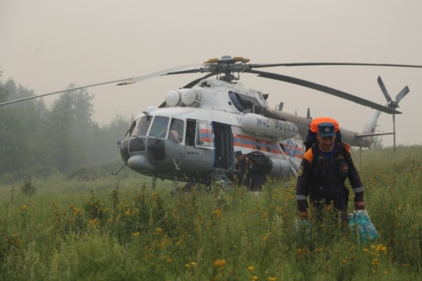 Пожарные тушат возгорание с помощью вертолета Пожарные тушат возгорание с помощью вертолета