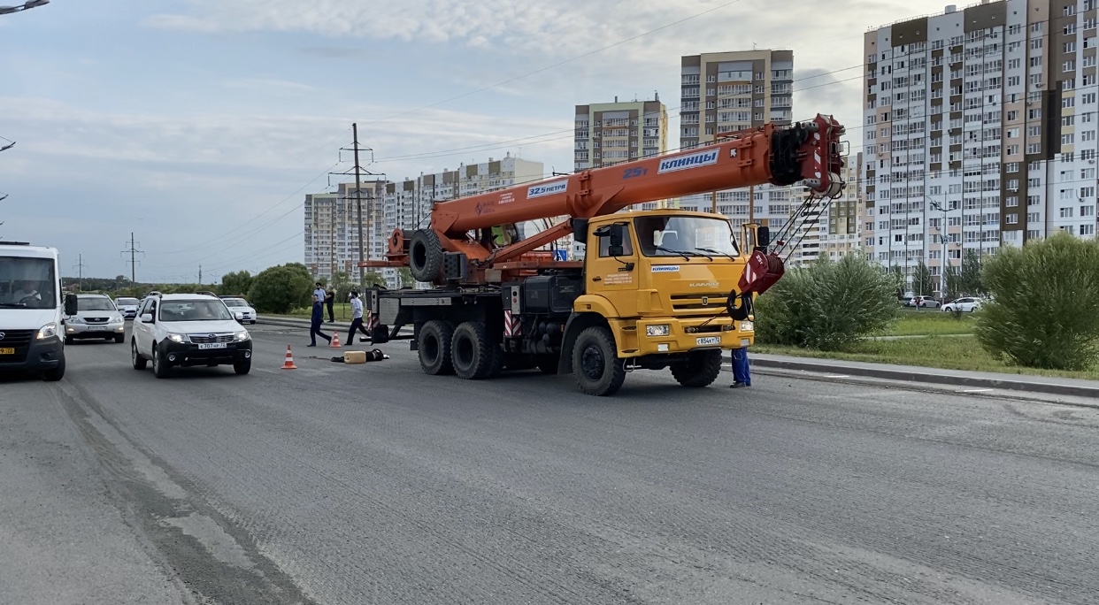 Автокран тюмень. В Тюмени автокран сбил девушку. Девочку сбил КАМАЗ Тюмень. Девочку задавил КАМАЗ В Тюмени 2020.