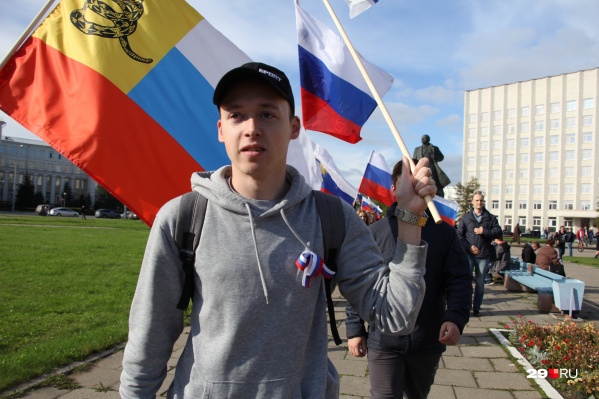 Александр Песков простоял на площади с плакатом около часа Александр Песков простоял на площади с плакатом около часа
