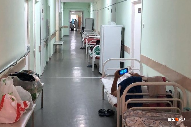 В коридоре 24-й больницы поставили койки для пациентов В коридоре 24-й больницы поставили койки для пациентов