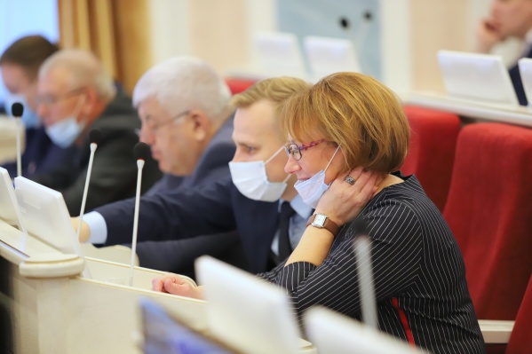 Депутаты облсобрания 15 декабря приняли бюджет с дефицитом порядка <nobr class="_">9,4 миллиарда</nobr> рублей Депутаты облсобрания 15 декабря приняли бюджет с дефицитом порядка <nobr class="_">9,4 миллиарда</nobr> рублей