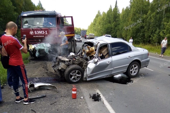 В результате аварии на месте погибли водитель и пассажир легковушки В результате аварии на месте погибли водитель и пассажир легковушки