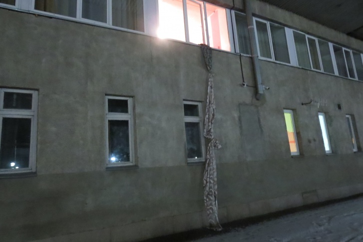 Мужчина скрутил простыни и шторы, чтобы украсть телевизор Мужчина скрутил простыни и шторы, чтобы украсть телевизор