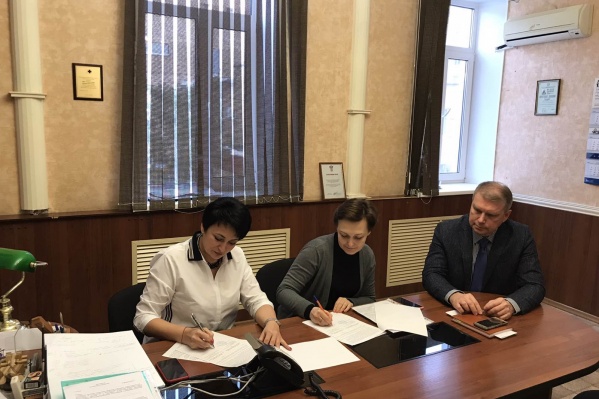 Со стороны самарской скорой подпись в документе поставил ее директор — Вячеслав Малахов (крайний справа) Со стороны самарской скорой подпись в документе поставил ее директор — Вячеслав Малахов (крайний справа)