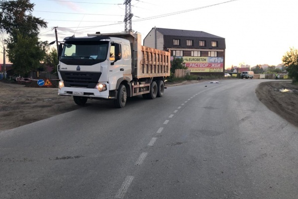 Пешеход не успел уйти с проезжей части и погиб под колёсами грузовика Пешеход не успел уйти с проезжей части и погиб под колёсами грузовика