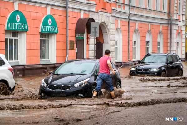 Сильный майский ливень затопил несколько нижегородских улиц Сильный майский ливень затопил несколько нижегородских улиц