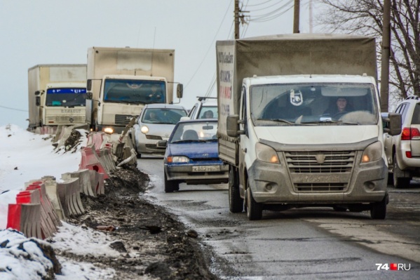 Автомобилисты вынуждены по часу стоять в пробке на разбитой дороге Автомобилисты вынуждены по часу стоять в пробке на разбитой дороге