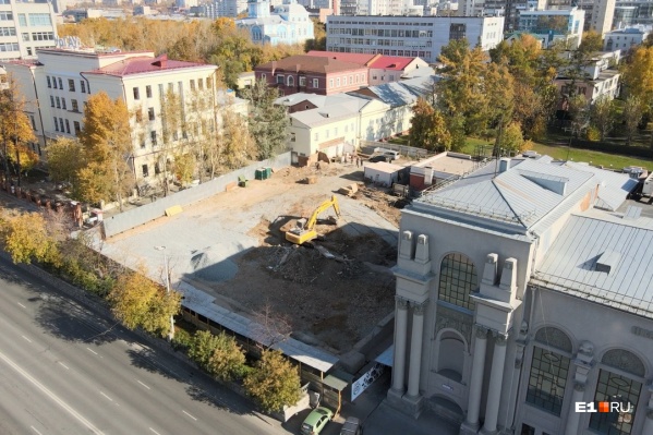 Между филармонией и зданием Аграрного университета теперь проплешина. Но это временно Между филармонией и зданием Аграрного университета теперь проплешина. Но это временно