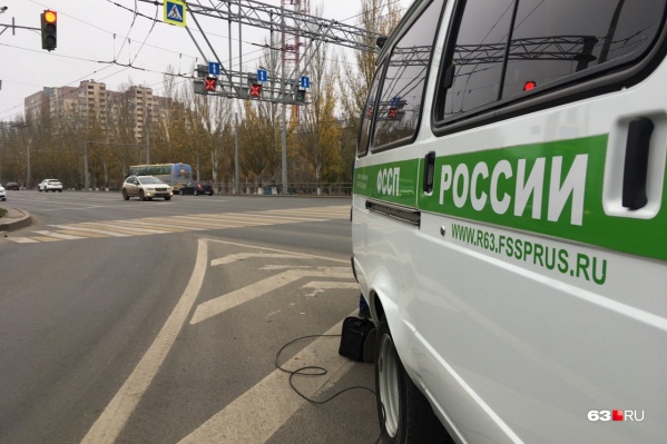 Приставы выехали в рейд по неплательщикам вместе с теплоэнергетиками Приставы выехали в рейд по неплательщикам вместе с теплоэнергетиками