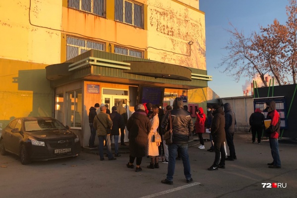 Госорганы в пандемию запускают в помещения определенное количество людей. Остальным приходится ждать на улице Госорганы в пандемию запускают в помещения определенное количество людей. Остальным приходится ждать на улице