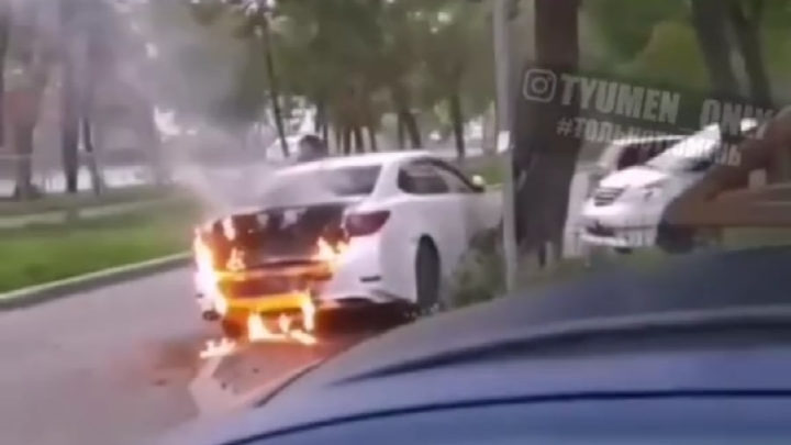 В Тюмени сгорел Lexus. Возможно, его подожгли
