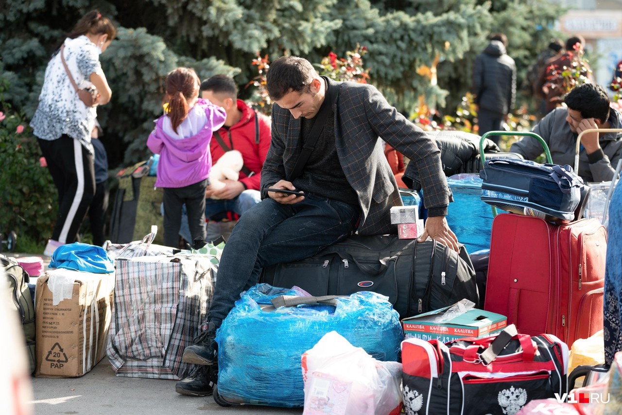 Мигрантов домой из россии. Мигранты уезжают. Мигранты узбеки. Мигранты из Узбекистана в России. Мигранты с чемоданами.