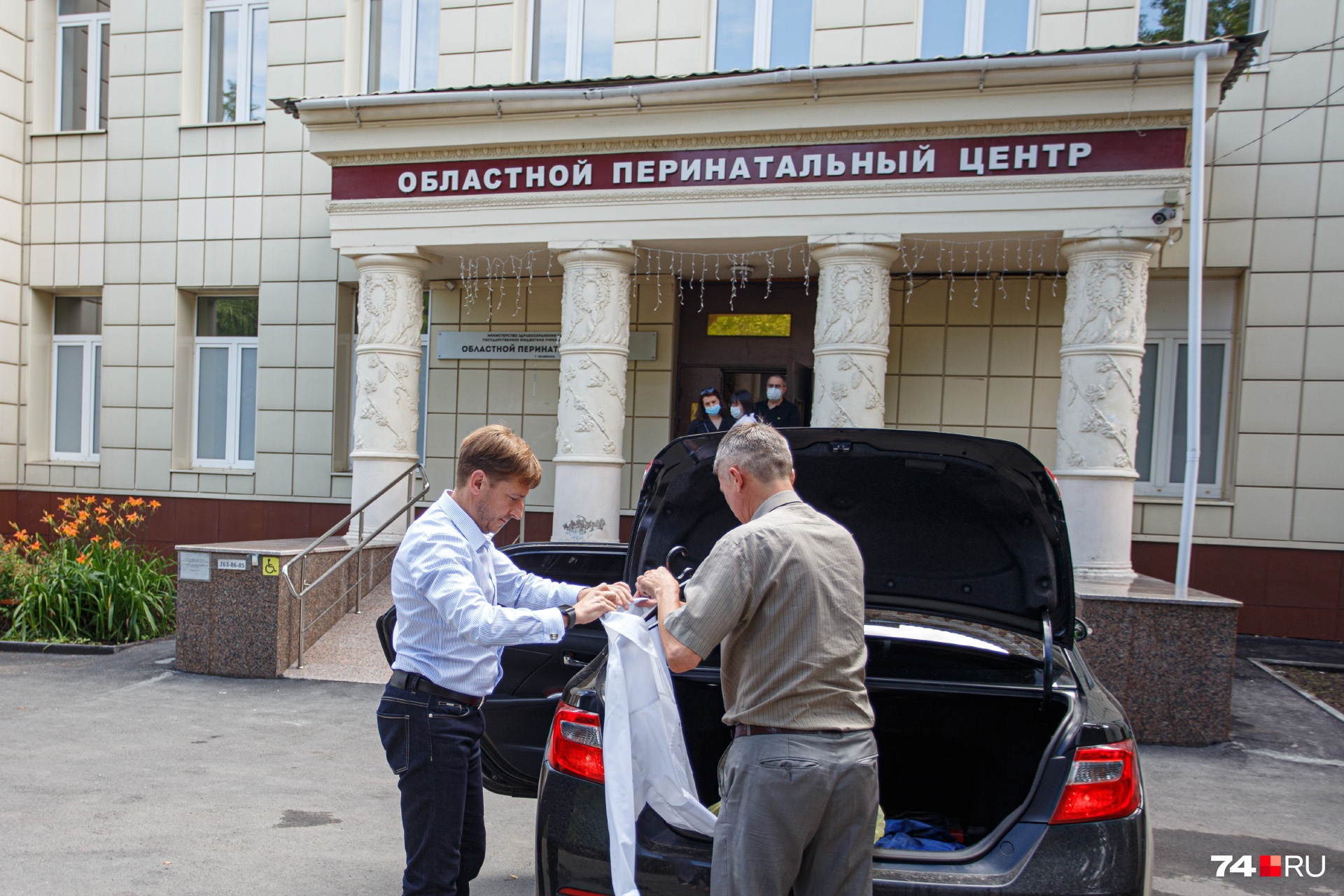 Ковидные койки в регионе не заполнены и наполовину, но Юрий Семёнов (на фото слева) уверен, что их надо ещё больше Ковидные койки в регионе не заполнены и наполовину, но Юрий Семёнов (на фото слева) уверен, что их надо ещё больше 
