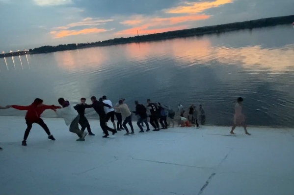 Женщину достали из воды возле причалов Женщину достали из воды возле причалов 