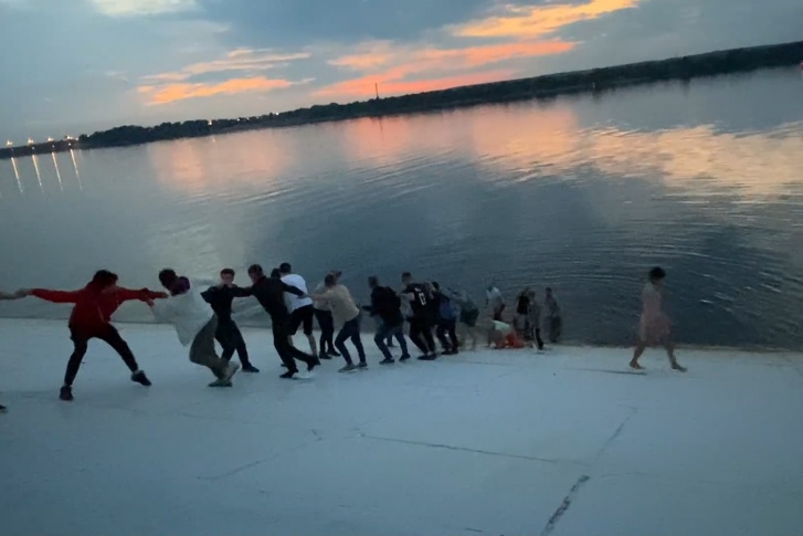 Женщину достали из воды возле причалов Женщину достали из воды возле причалов