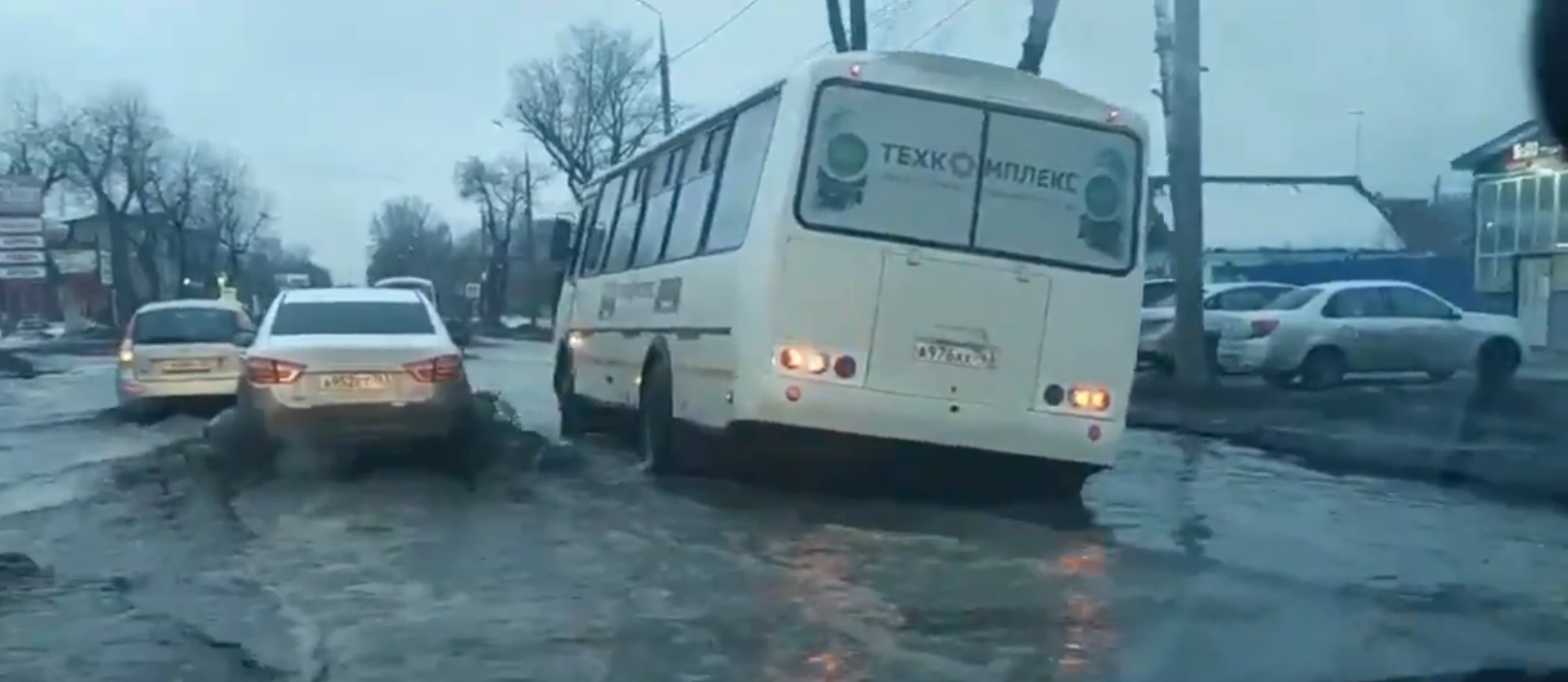 Утонул автобус барнаул. Потоп на Заводском шоссе. Автобус утонул в Москве 2002. В Самаре затопило дороги. В Самаре в дорожную яму провалился пассажирский автобус.