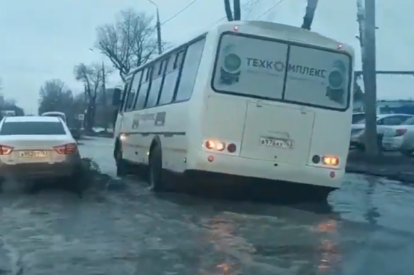 На подтопленных улицах застревает транспорт На подтопленных улицах застревает транспорт