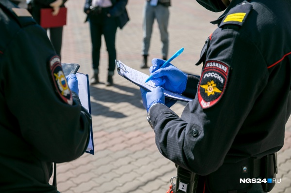 Полицейские следят за нарушителями самоизоляции Полицейские следят за нарушителями самоизоляции