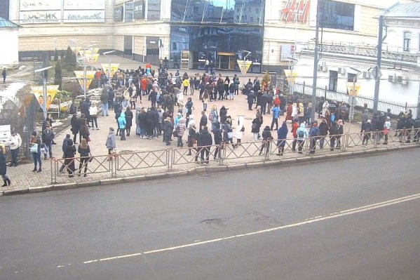 В момент эвакуации в торговом центре было не очень много народа В момент эвакуации в торговом центре было не очень много народа