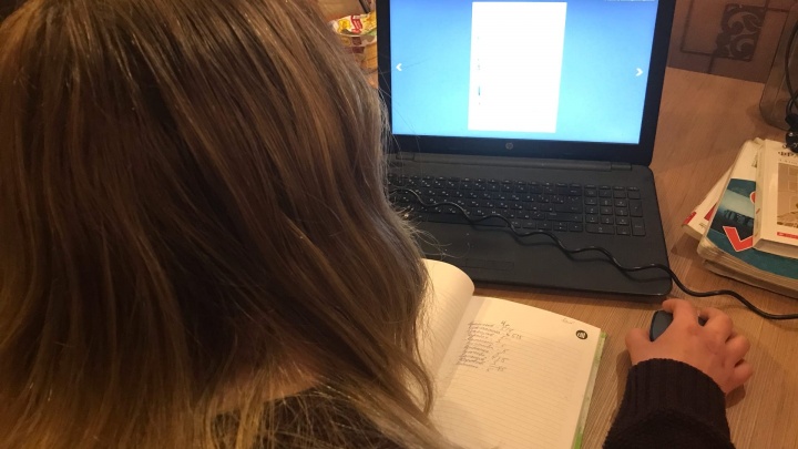 «Дети пишут в конце домашки "I need you!"»: как прошла первая неделя дистанта у учителя английского