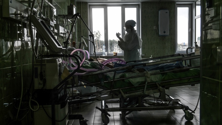 «В сентябре это не закончится»: репортаж из самого тяжелого отделения в «красной» зоне 40-й больницы