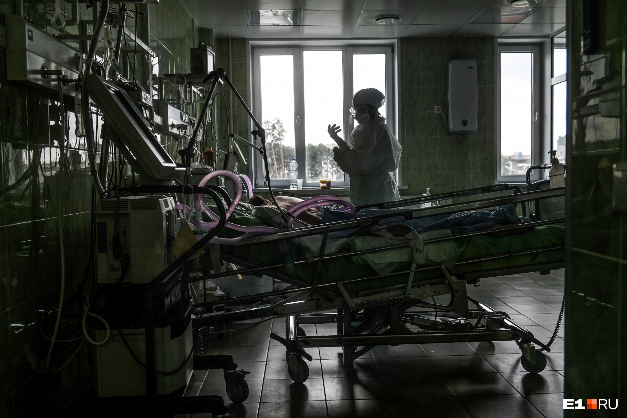 «Сказали ждать, когда кто-то умрет»: в Екатеринбурге пенсионерка с подозрением на COVID сутки ждала госпитализации