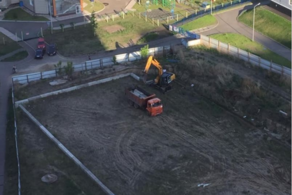 В качестве объекта незавершенного строительства на участке — ряд из бетонных блоков В качестве объекта незавершенного строительства на участке — ряд из бетонных блоков