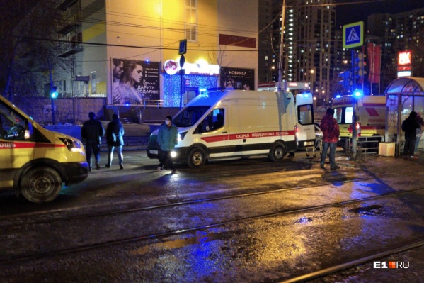Машина скорой помощи ехала с включенной сиреной и сбила пешехода на остановке Машина скорой помощи ехала с включенной сиреной и сбила пешехода на остановке 
