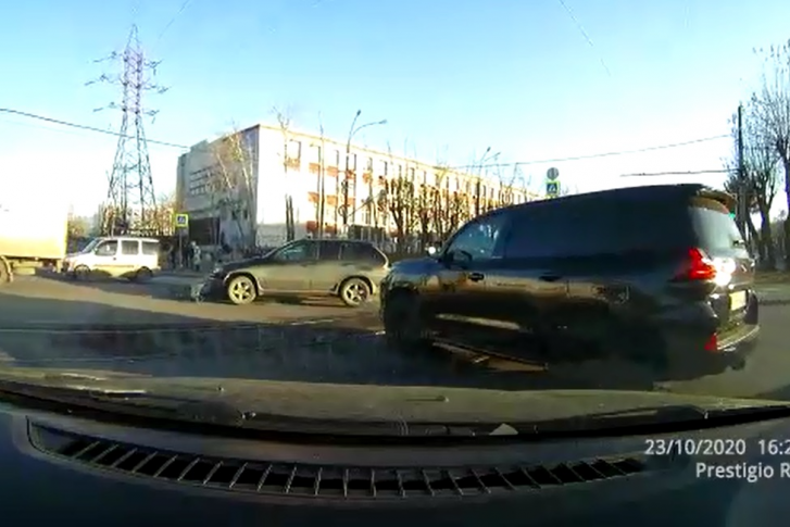 Судя по видео, водитель BMW намеревался совершить левый поворот с проспекта Космонавтов Судя по видео, водитель BMW намеревался совершить левый поворот с проспекта Космонавтов