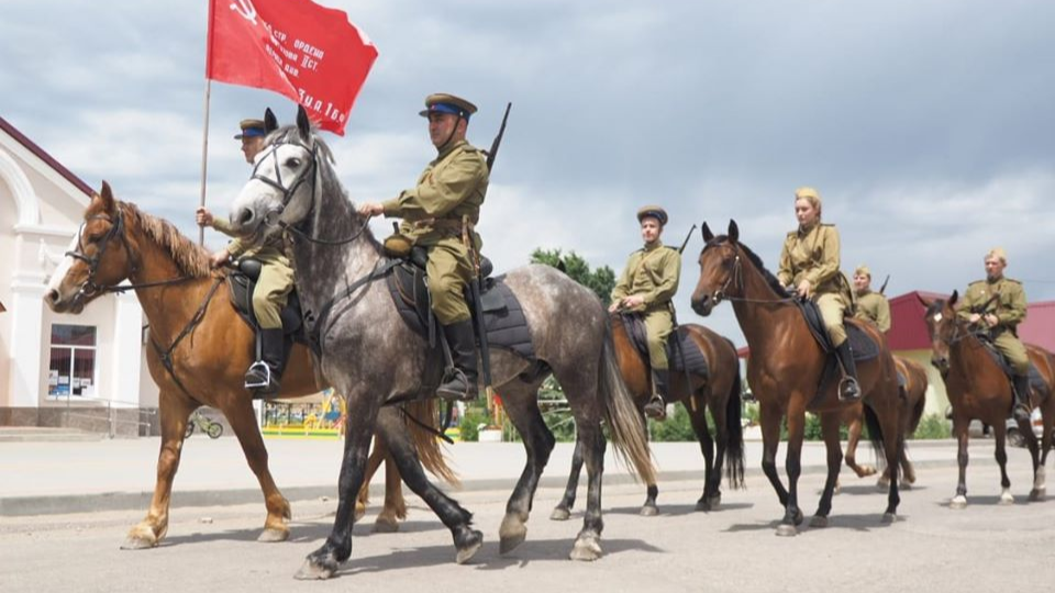 «C чувством сопричастности»: волгоградцы прошли конным строем в честь 75-летия Победы