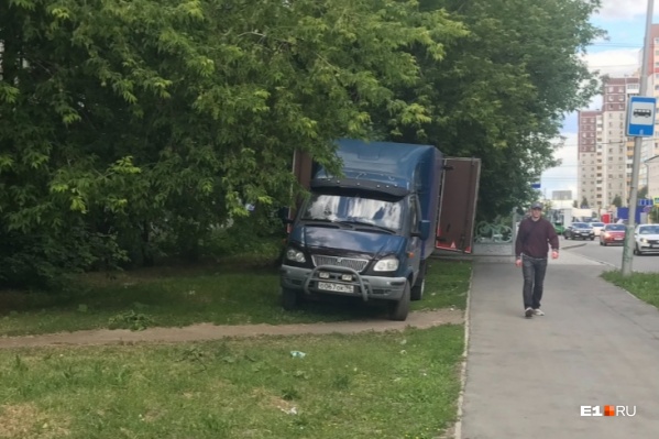 Пока в Екатеринбурге не могут поставить на поток штрафы за парковку на газонах Пока в Екатеринбурге не могут поставить на поток штрафы за парковку на газонах