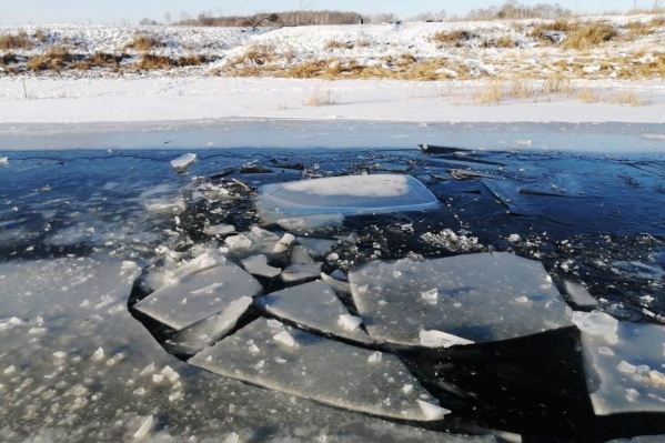 Автомобиль достали из воды утром Автомобиль достали из воды утром