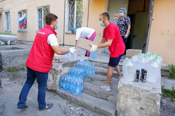 Воду в инфекционный госпиталь привозят волонтеры Воду в инфекционный госпиталь привозят волонтеры