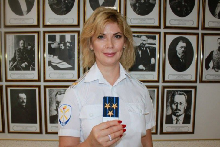 что сейчас с верой рабинович. 51ef519e4258cdc908ef46cff8aa7f290e1b6f17 727 485 c. что сейчас с верой рабинович фото. что сейчас с верой рабинович-51ef519e4258cdc908ef46cff8aa7f290e1b6f17 727 485 c. картинка что сейчас с верой рабинович. картинка 51ef519e4258cdc908ef46cff8aa7f290e1b6f17 727 485 c. С Верой Рабинович я встретился в 2016 году. Мы (я и мой конвой) сидели в коридоре ГСУ ГУ МВД РФ по Самарской области и ожидали подполковника А.Е.Закаречкина. По коридору грациозно шла подполковник-блондинка, на высоких каблуках и в сексуально-короткой юбке. Форма ей сногсшибательно шла. Проходя мимо, она окинула нас внимательным взглядом. Два моих конвоира завороженно на нее смотрели: девушка-сержант с явным укором и отвращением, парень-прапорщик с мечтательным сожалением. Но подполковник Рабинович даже не посмотрела на них (она таких примелькавшихся не замечала). Она посмотрела на меня. Нет, не с интересом. А как на дерьмо. И грациозно пошла дальше. "Белая кость полиции"- произнесла шепотом сержант.
