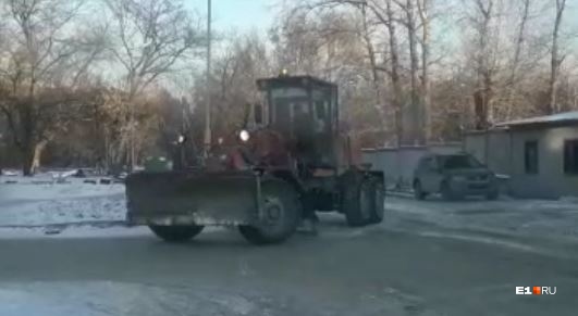 В Екатеринбурге грейдеры чистили дорогу от снега, которого не было. Глава района объяснил зачем