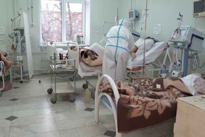 Минздрав заявил, что в ковидных госпиталях Омска есть пустующие койки