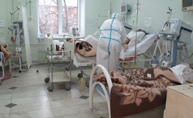 Минздрав заявил, что в ковидных госпиталях Омска есть пустующие койки