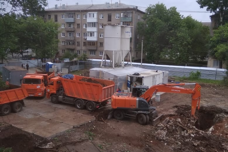 Соседи боятся, что от постоянных строительных работ порушатся их собственные дома Соседи боятся, что от постоянных строительных работ порушатся их собственные дома