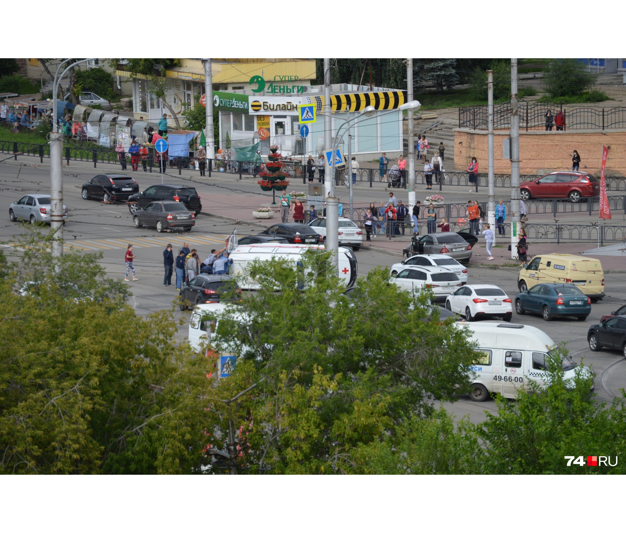 Столкновение легковушки и скорой помощи в Челябинской области попало на видео