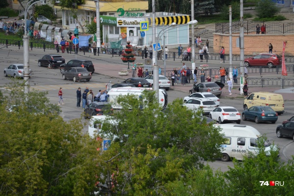 Скорая везла пациента в тяжёлом состоянии, когда произошло ДТП Скорая везла пациента в тяжёлом состоянии, когда произошло ДТП