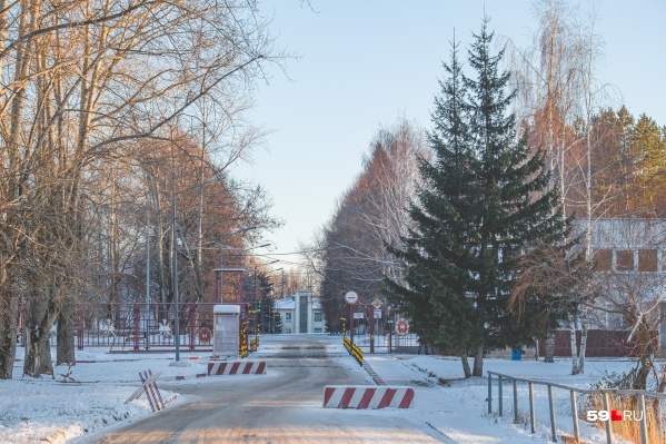 Вход на территорию института ГУФСИН, который находится на Бахаревке Вход на территорию института ГУФСИН, который находится на Бахаревке