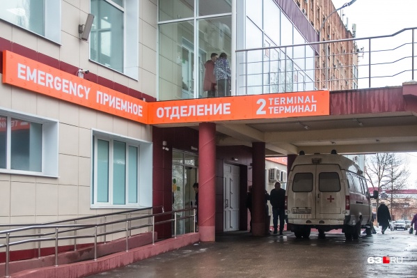 Пациентов будут на скорой доставлять в областную больницу Середавина, где для больных с подозрением на COVID <a href="https://63.ru/text/health/69102958/" target="_blank" class="_">перепрофилировали главный корпус</a> Пациентов будут на скорой доставлять в областную больницу Середавина, где для больных с подозрением на COVID <a href="https://63.ru/text/health/69102958/" target="_blank" class="_">перепрофилировали главный корпус</a>