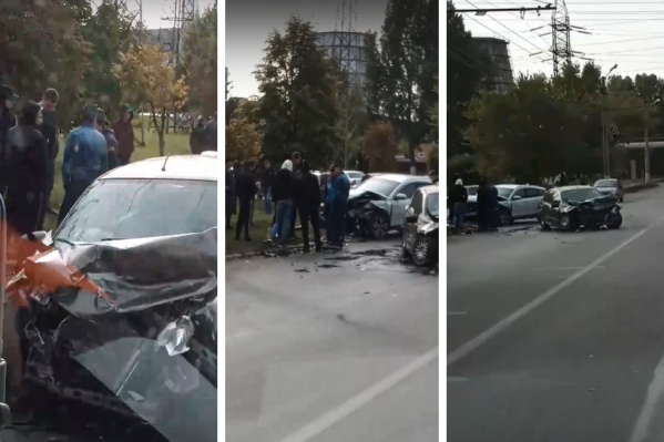 Автомобили превратились в груду металла Автомобили превратились в груду металла