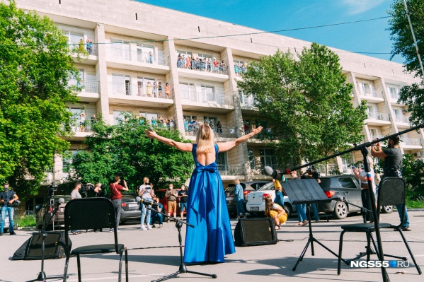 Музыканты выступали прямо под окнами гостиницы Музыканты выступали прямо под окнами гостиницы