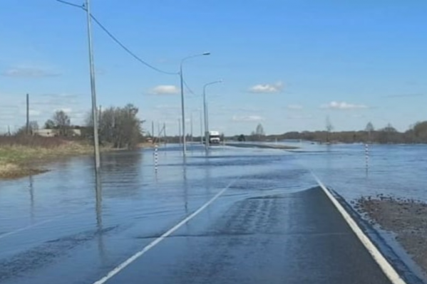 Из-за подъема воды в реке Вага <a href="https://29.ru/text/transport/69251608/" target="_blank" class="_">подтоплен участок федеральной автомобильной дороги М-8</a> в районе деревни Семёновская Из-за подъема воды в реке Вага <a href="https://29.ru/text/transport/69251608/" target="_blank" class="_">подтоплен участок федеральной автомобильной дороги М-8</a> в районе деревни Семёновская