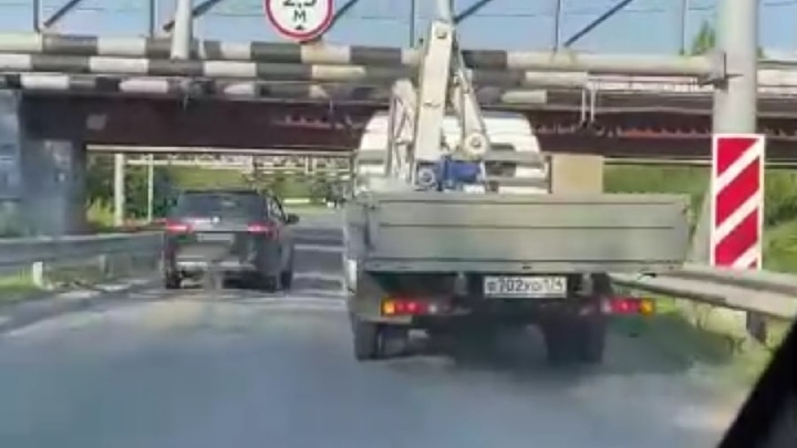 В Боровском под «мостом глупости» вновь застрял грузовик. Проехать там невозможно, но все пытаются